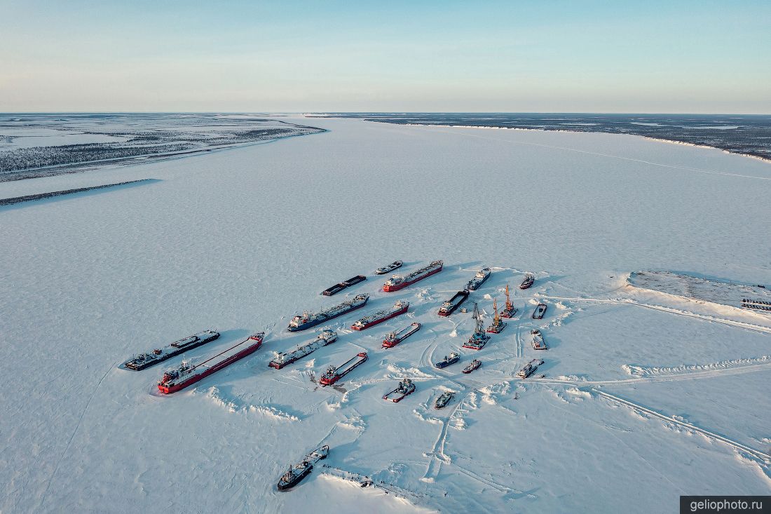 Корабли в порту Хатанги фото