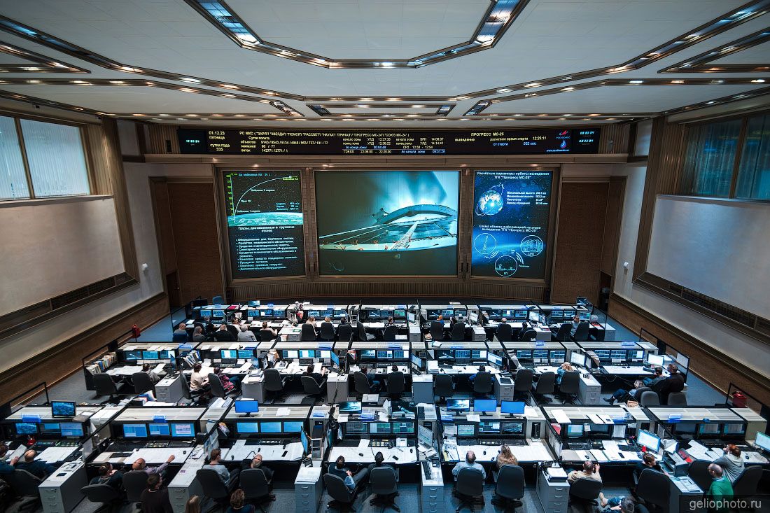Операционный зал Центра управления полётами в Королёве фото