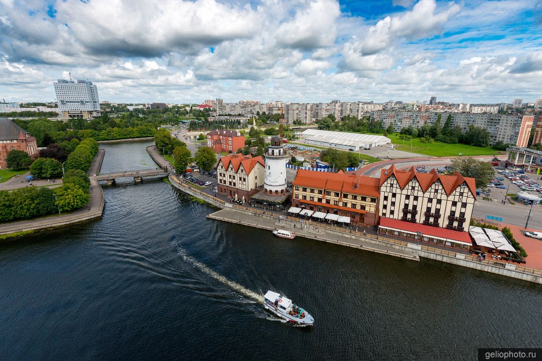 Маяк в Рыбной деревне Калининграда с высоты фото