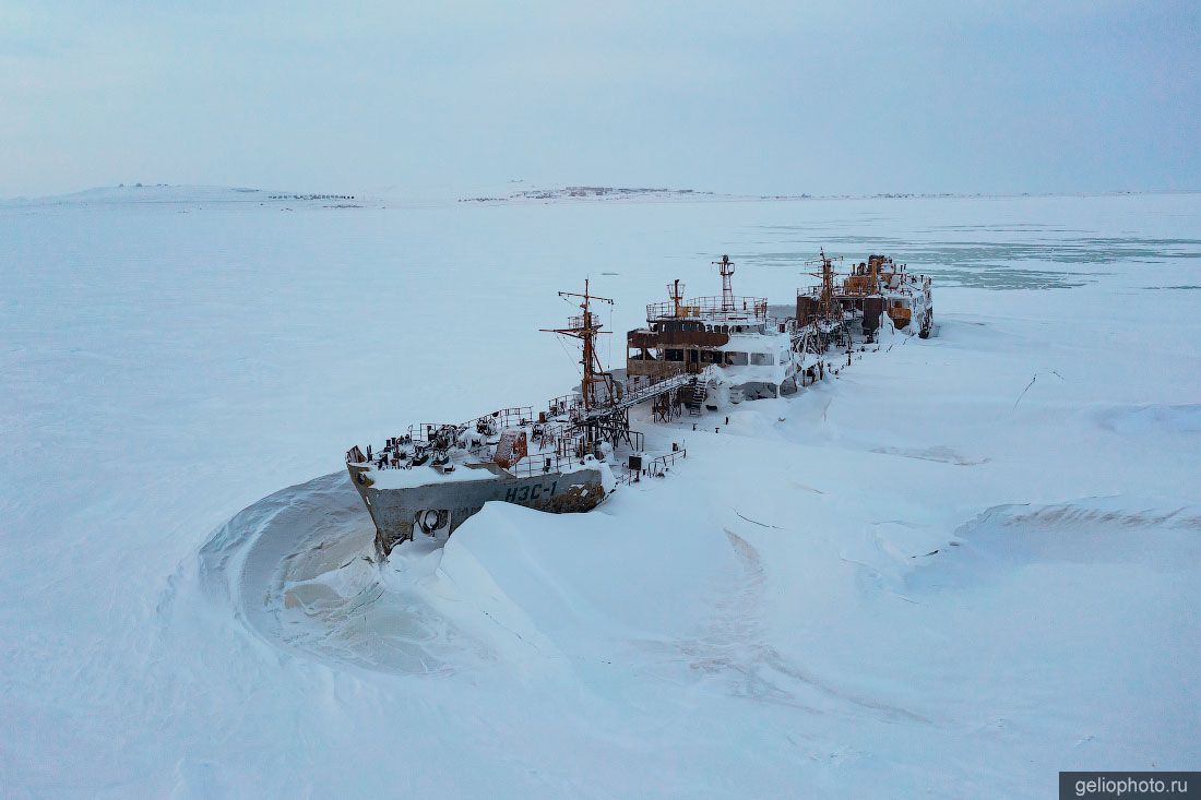 Заброшенный корабль в Тикси фото