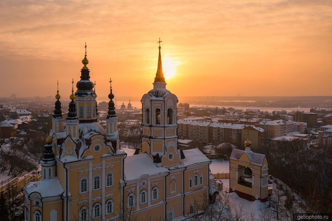 Воскресенская церковь в Томске на закате фото