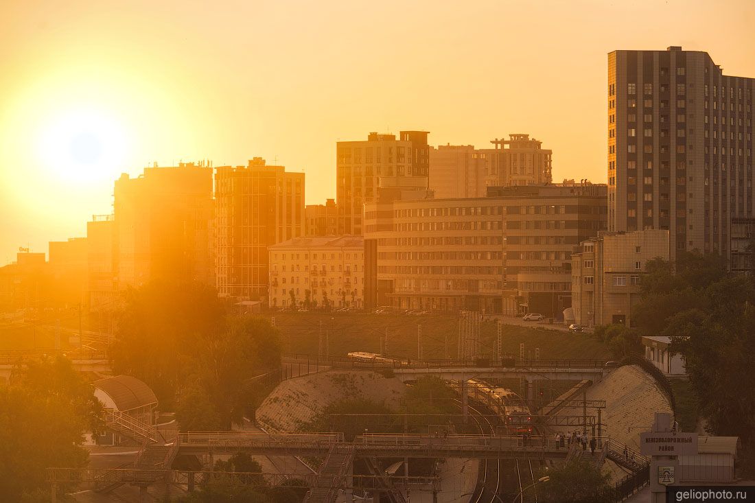 Пригородный электропоезд на фоне заката в Новосибирске фото