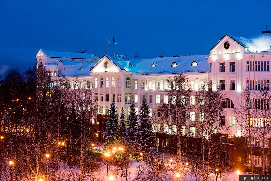 Администрация Ханты-Мансийска ночью фото