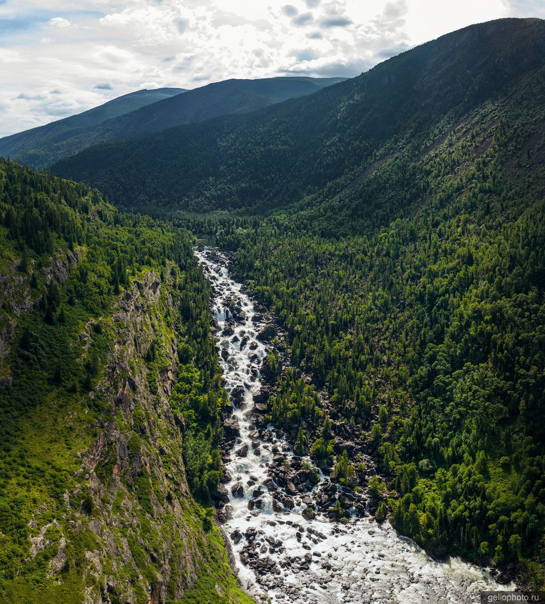 Водопад Учар в Горном Алтае летом с высоты фото