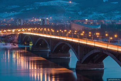 Коммунальный мост в Красноярске вечером фото