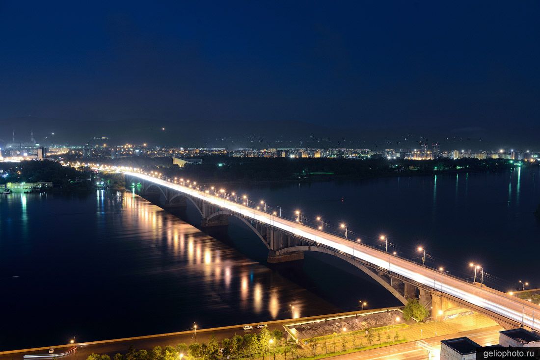 Коммунальный мост в Красноярске ночью фото