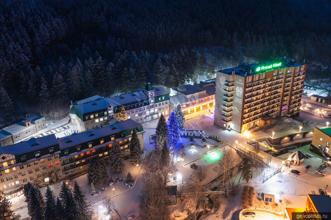 Санаторий Алтай West в Белокурихе вечером фото