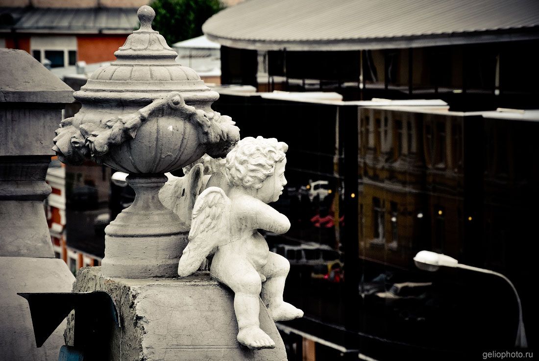 Скульптура ангела на доме Плетюхина в Иркутске фото