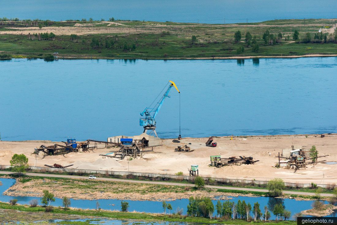 Кран на берегу Ангары в Иркутске фото