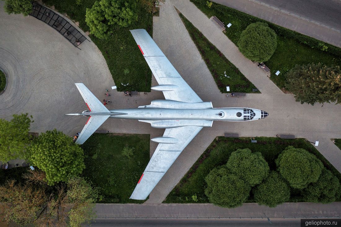 Самолёт Ту-16А на улице Багратиона в Смоленске фото