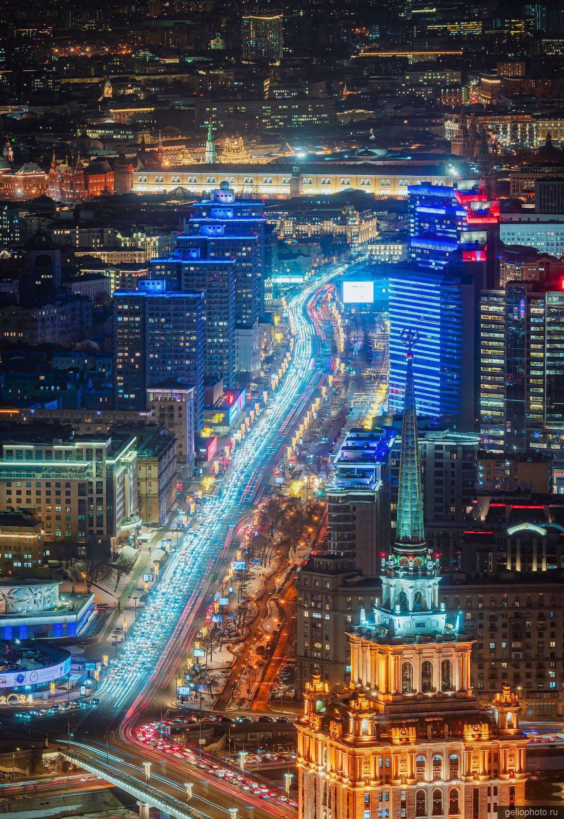 Улица Новый Арбат в Москве вечером фото