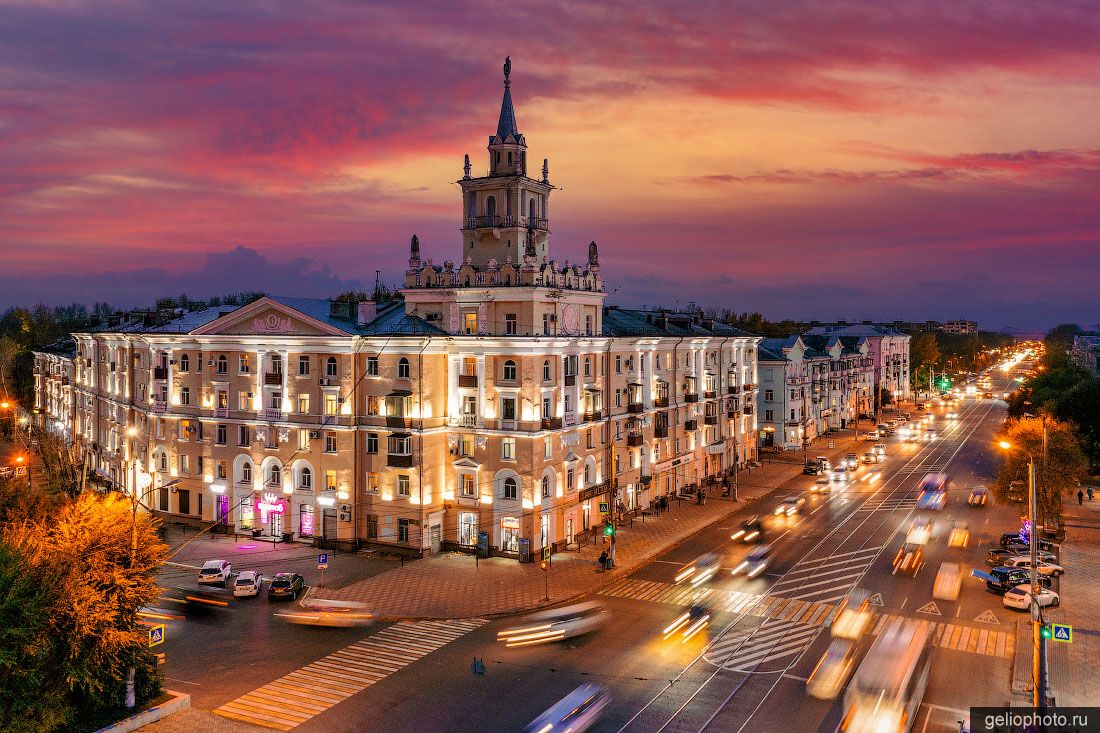 Дом со шпилем в Комсомольске-на-Амуре вечером фото