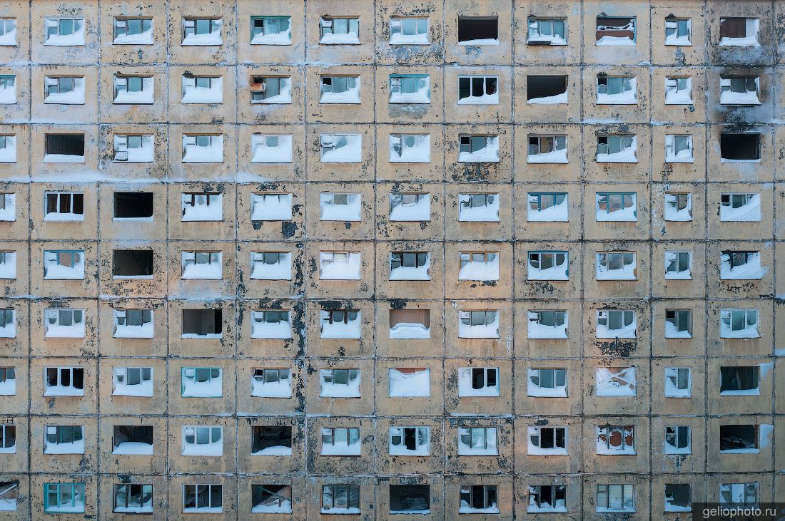 Заброшенный дом в Норильске зимой фото