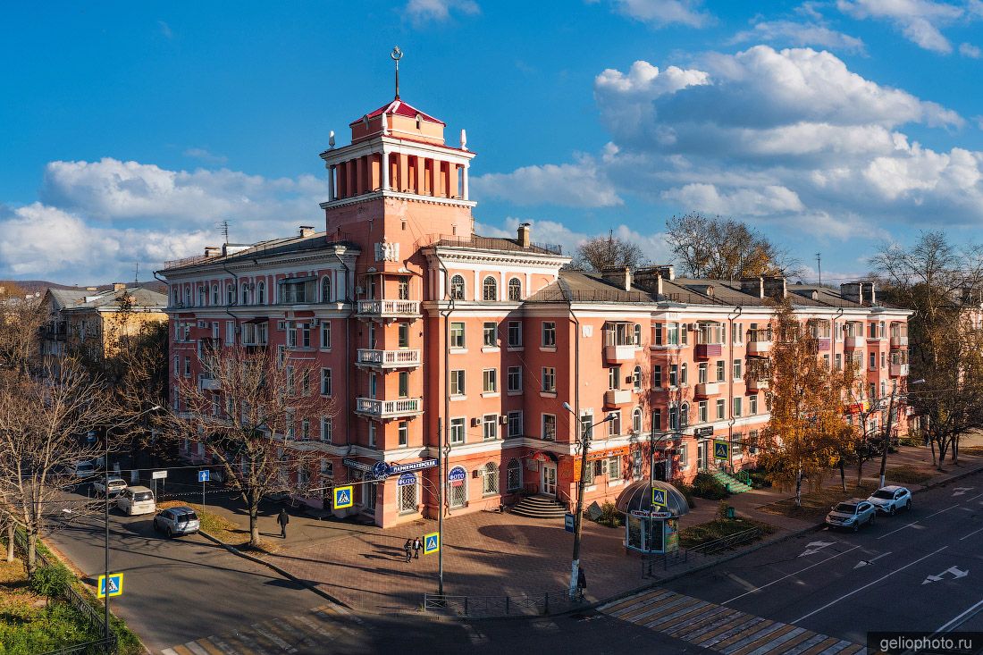 Дом с башней и шпилем в Комсомольске-на-Амуре фото