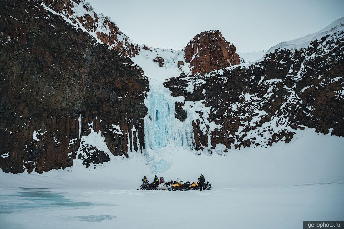 Замёрзший водопад Красные камни фото