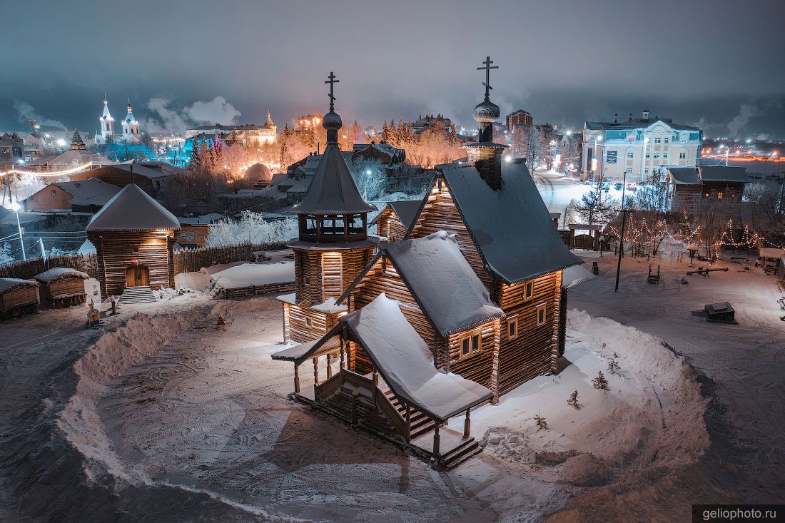 Обдорский острог в Салехарде вечером фото