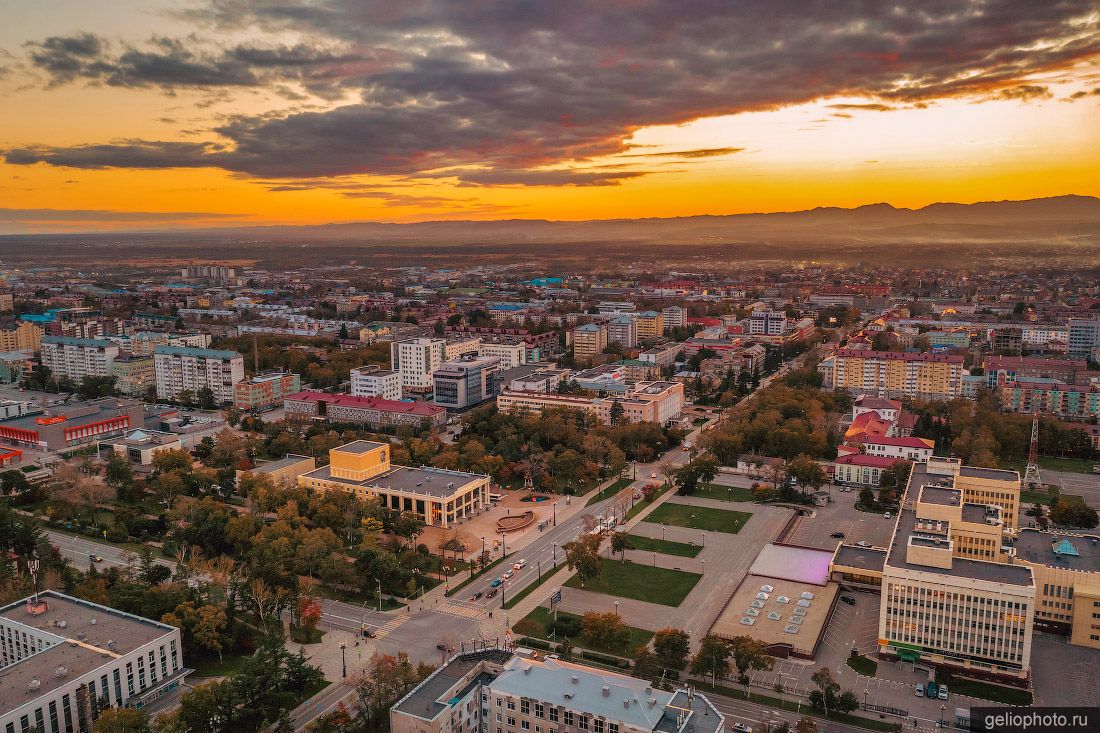 Панорама центра Южно-Сахалинска на закате фото