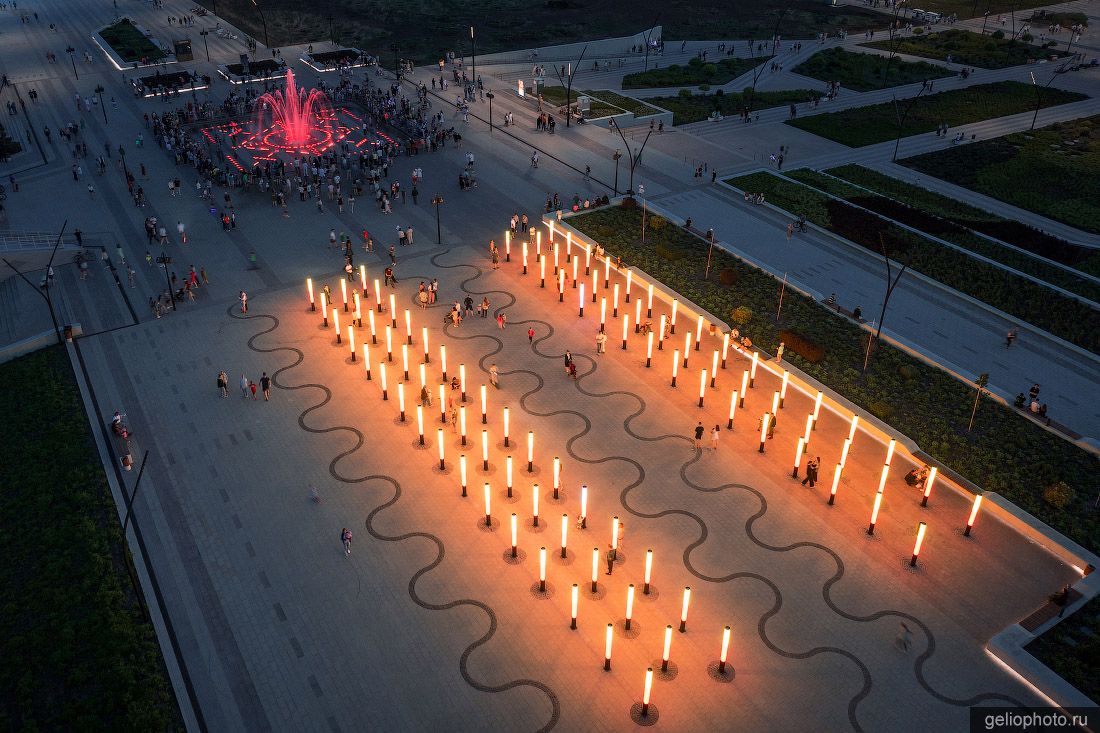 Парк Притяжение в Магнитогорске вечером фото