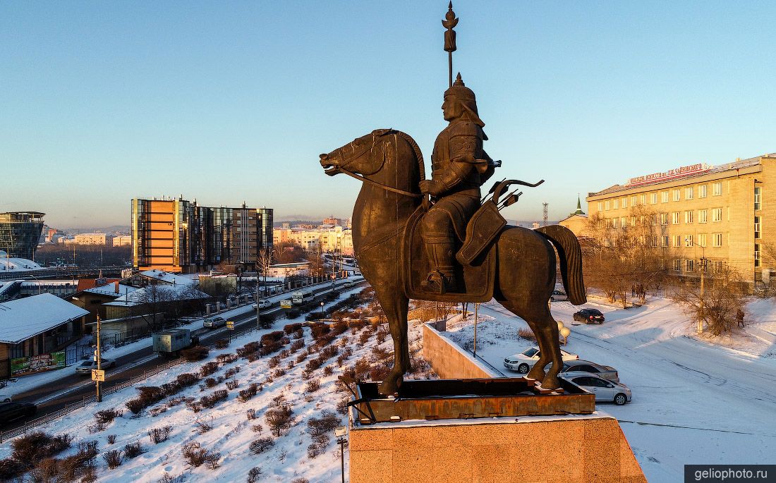 Скульптура Гэсэр-хана в Улан-Удэ фото