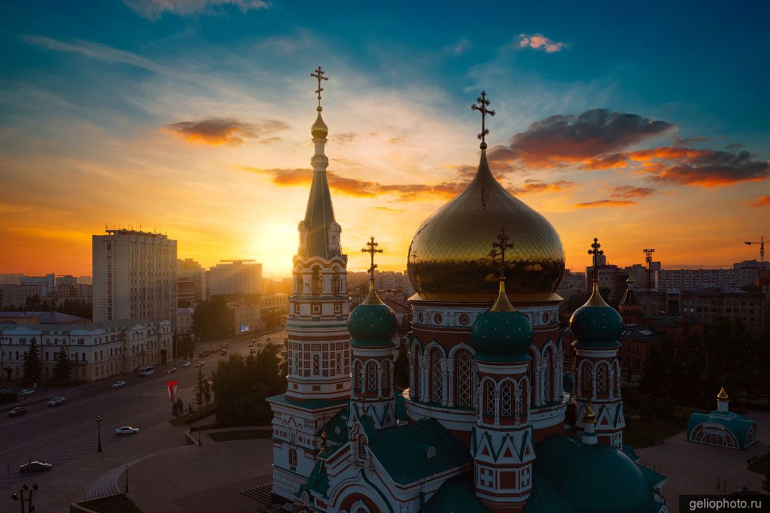 Свято-Успенский собор в Омске на закате фото