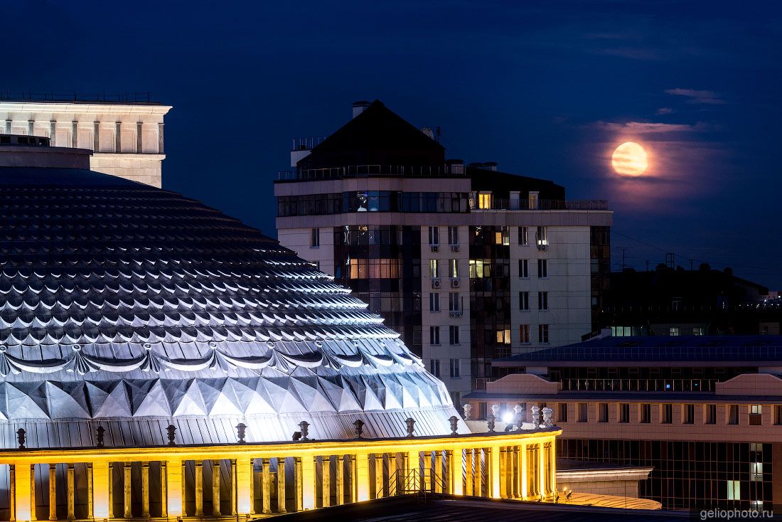 Купол театра оперы и балета в Новосибирске ночью фото