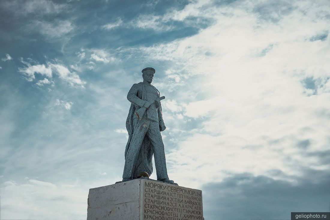 Памятник морякам-североморцам на Диксоне фото