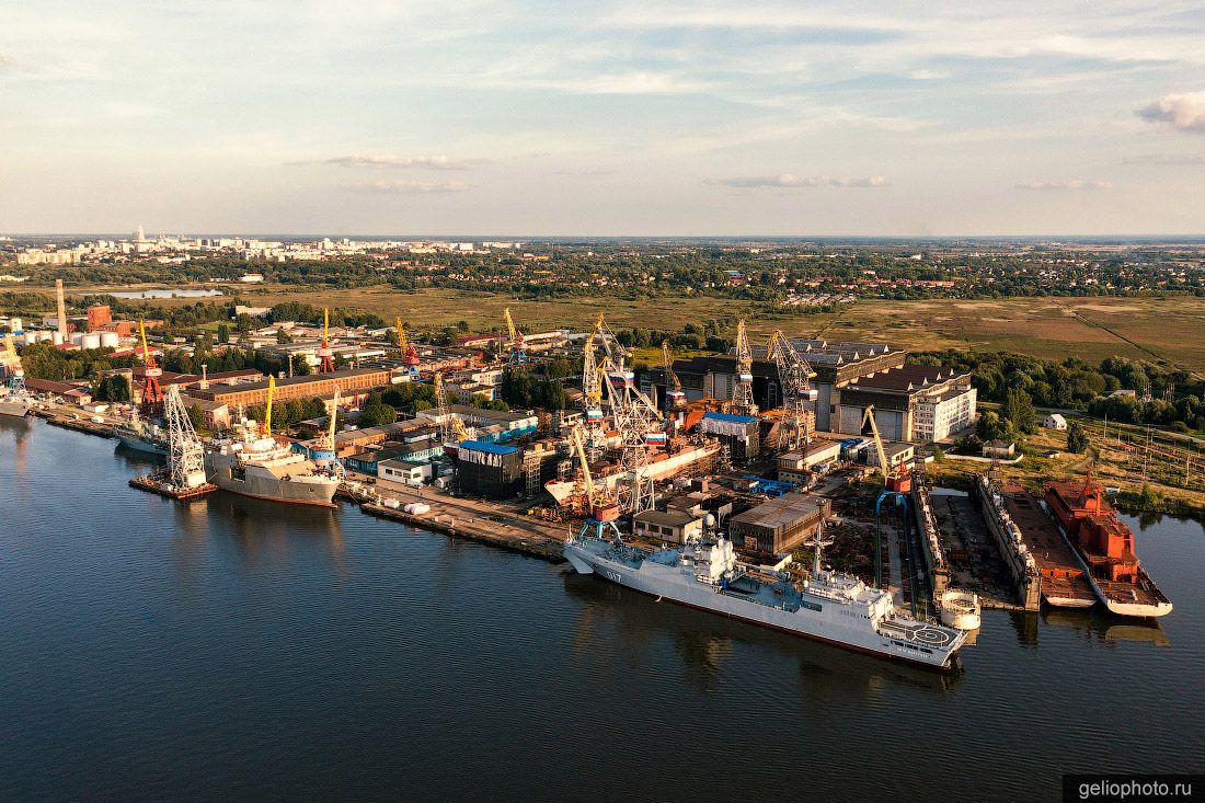 Прибалтийский судостроительный завод Янтарь в Калининграде фото