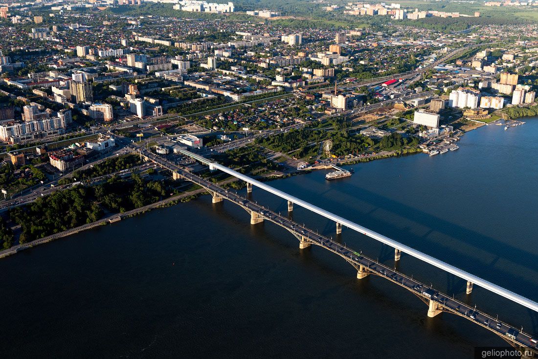 Октябрьский мост через Обь в Новосибирске с высоты фото