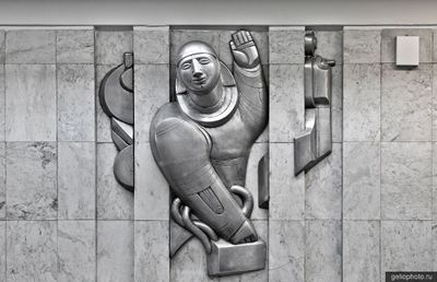 Барельеф на станции Проспект Космонавтов в Екатеринбурге фото