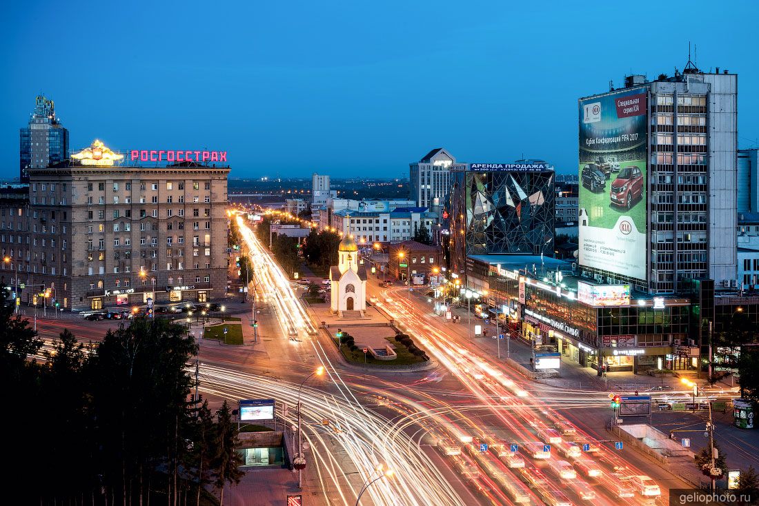 Часовня Николая Чудотворца в Новосибирске вечером фото