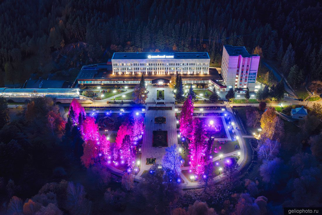Санаторий Алтайский замок в Белокурихе вечером фото