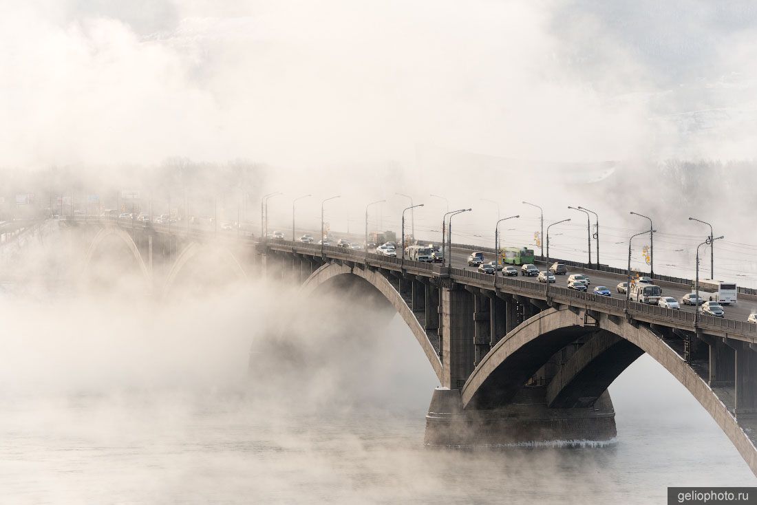 Коммунальный мост в Красноярске в зимнем тумане фото