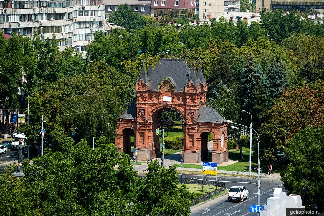 Александровская Триумфальная арка в Краснодаре фото