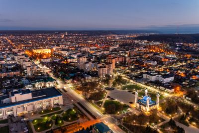 Площадь Дружбы народов в Майкопе с высоты вечером фото