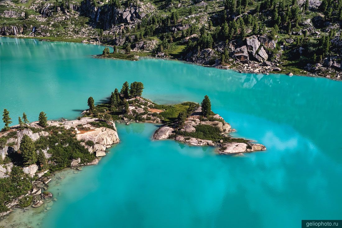 Каменистый мыс на озере Дарашколь с высоты. фото