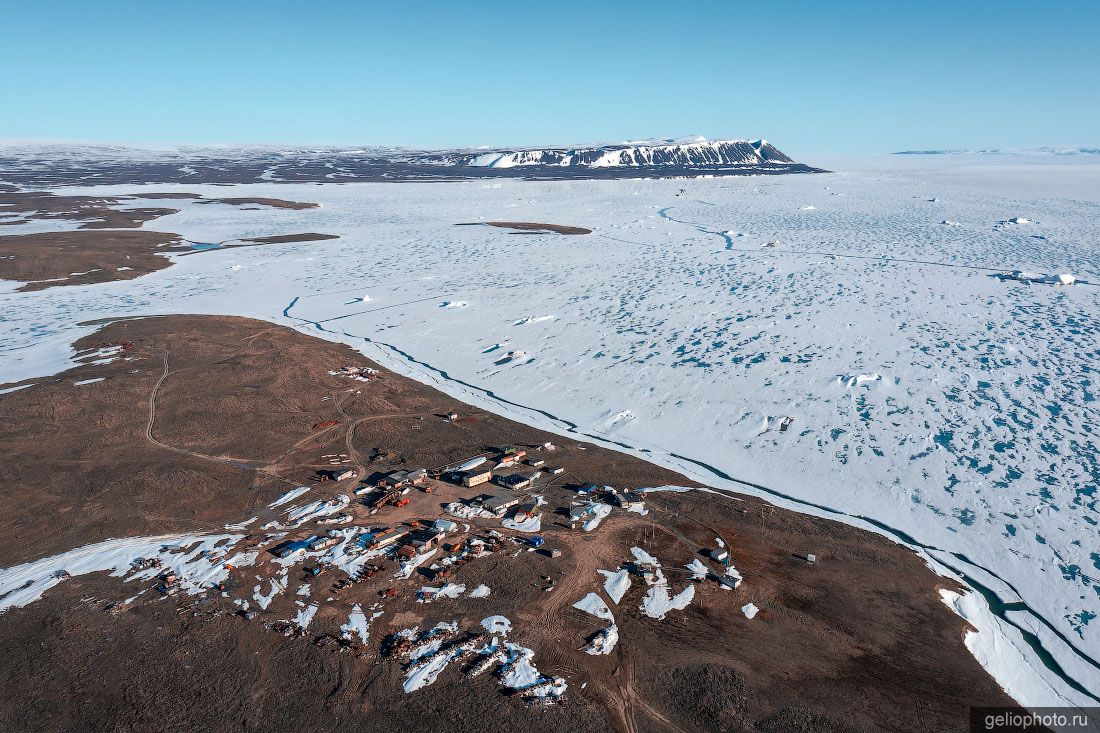 Станция Мыс Баранова на Северной Земле с высоты фото Gelio Станция Мыс Баранова на Северной Земле с высоты фото