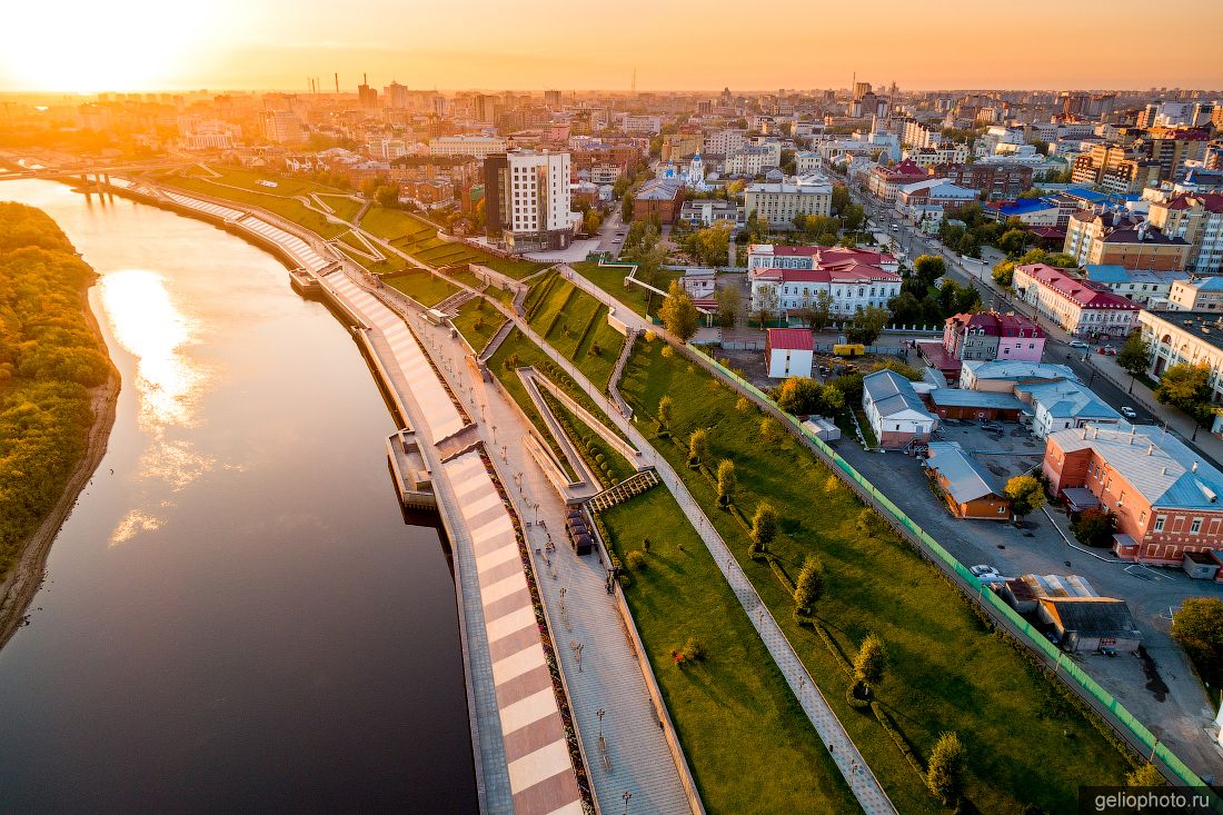 Набережная в Тюмени на закате фото