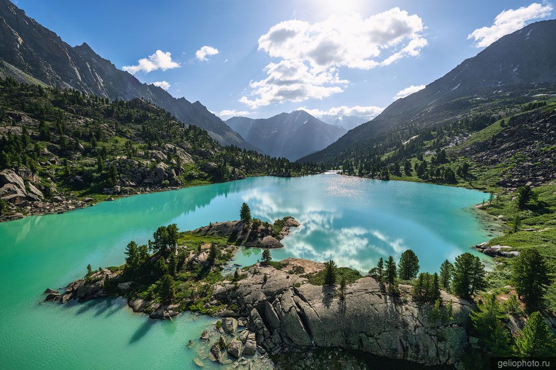 Каменистый мыс на озере Дарашколь летом с высоты фото