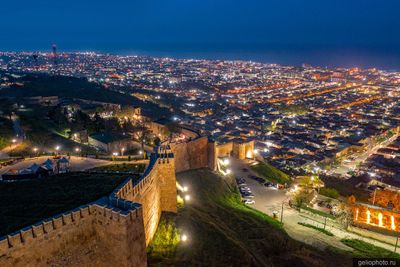 Крепость Нарын-кала в Дербенте ночью фото