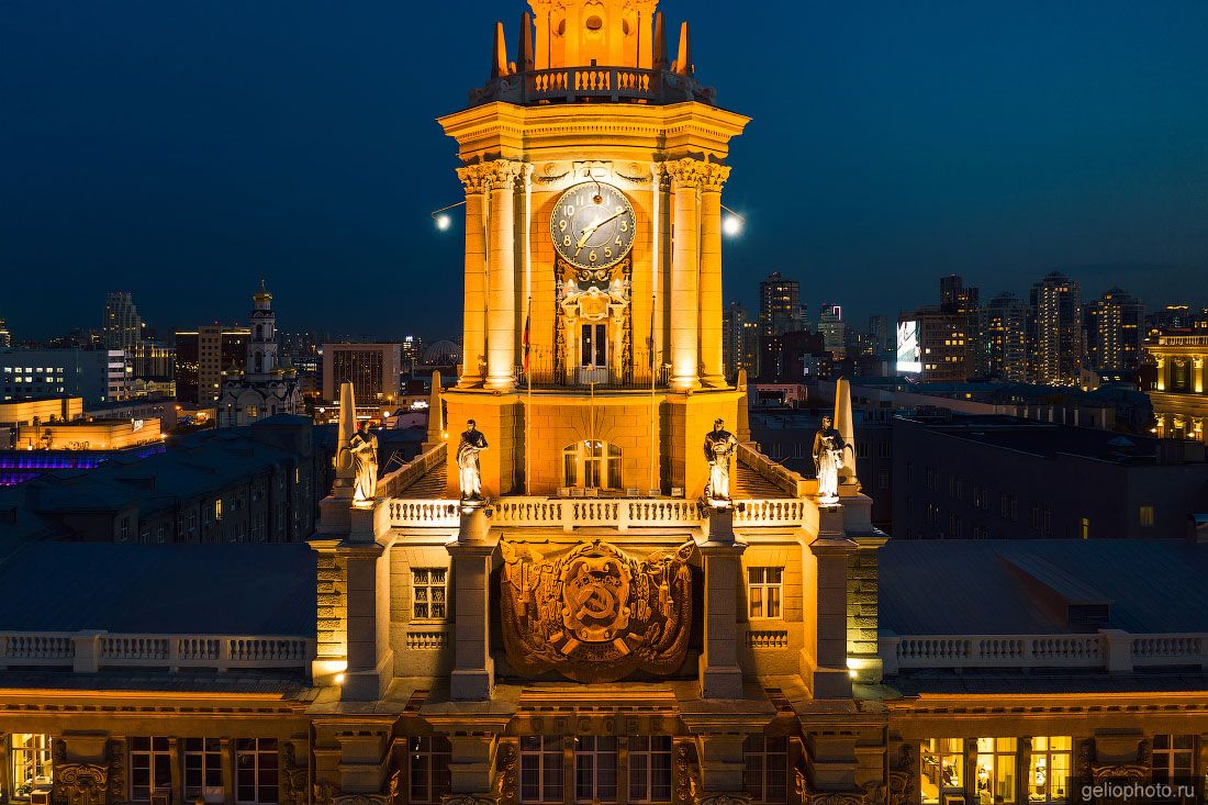 Администрация Екатеринбурга вечером фото