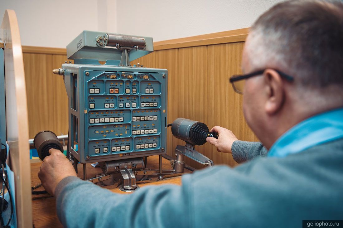 Копия панели управления сближения космического корабля с МКС фото