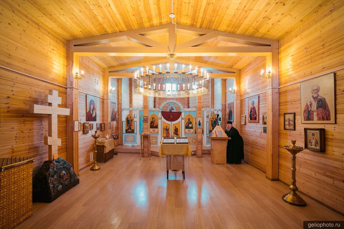 Интерьер Серафимо-Никольской церкви в Тикси фото