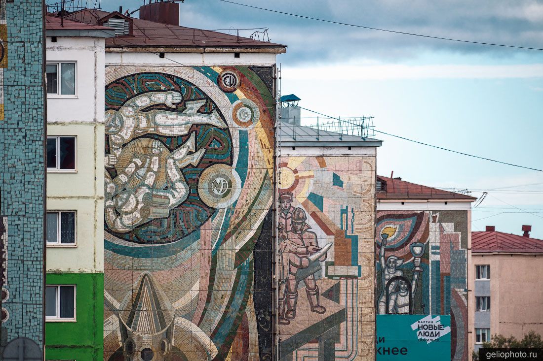Мозаичные панно на Комсомольской улице в Норильске фото