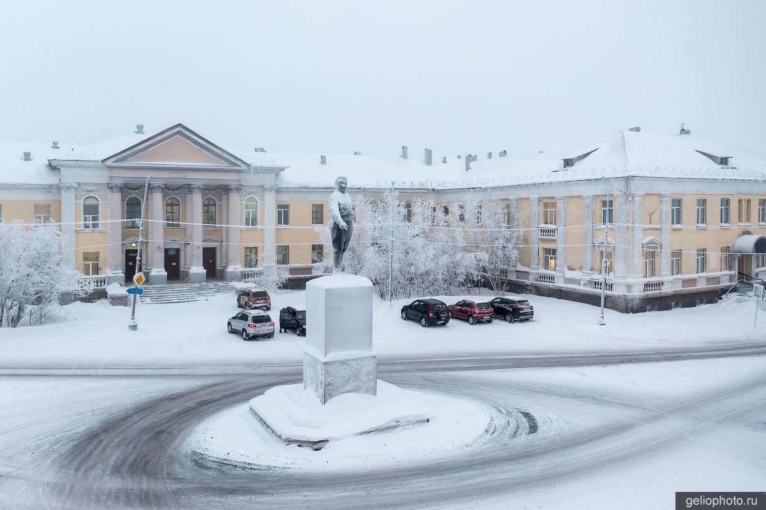 Памятник Кирову в Воркуте фото