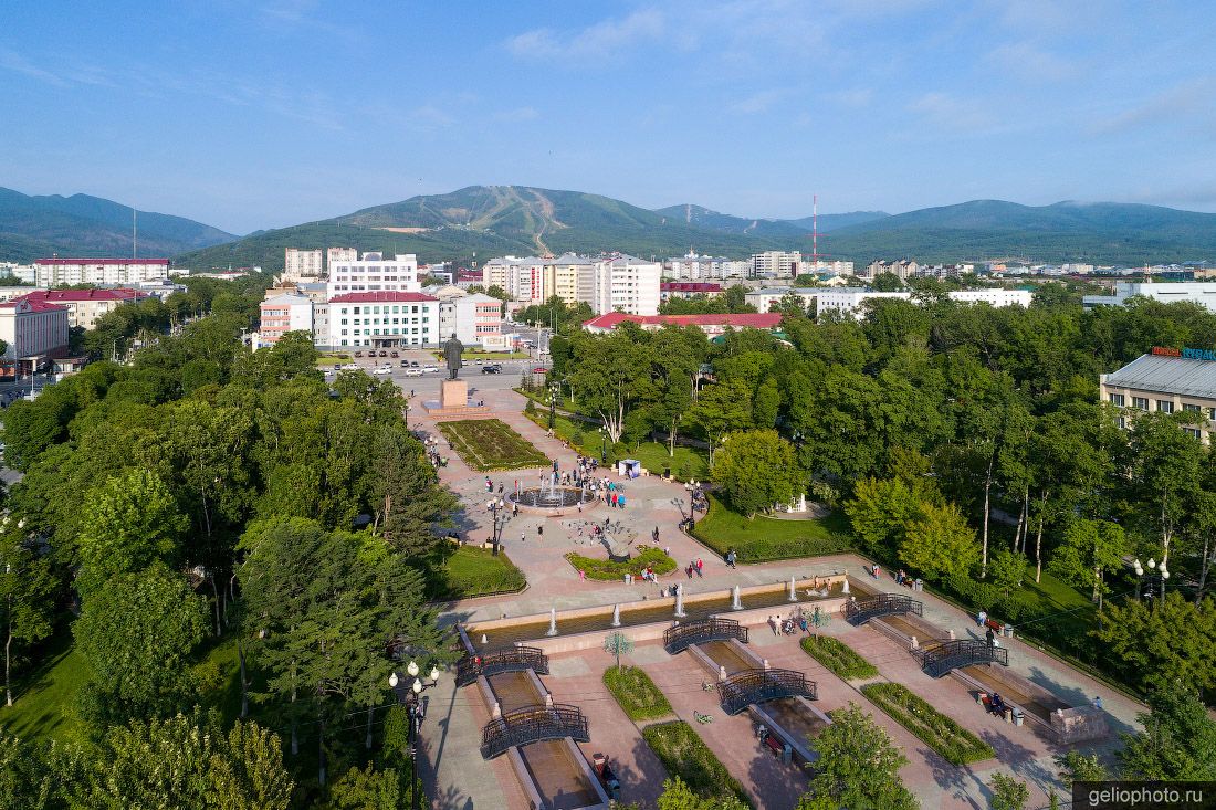 Площадь Ленина в Южно-Сахалинске летом фото