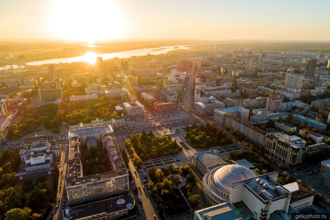 Центр Новосибирска на закате фото