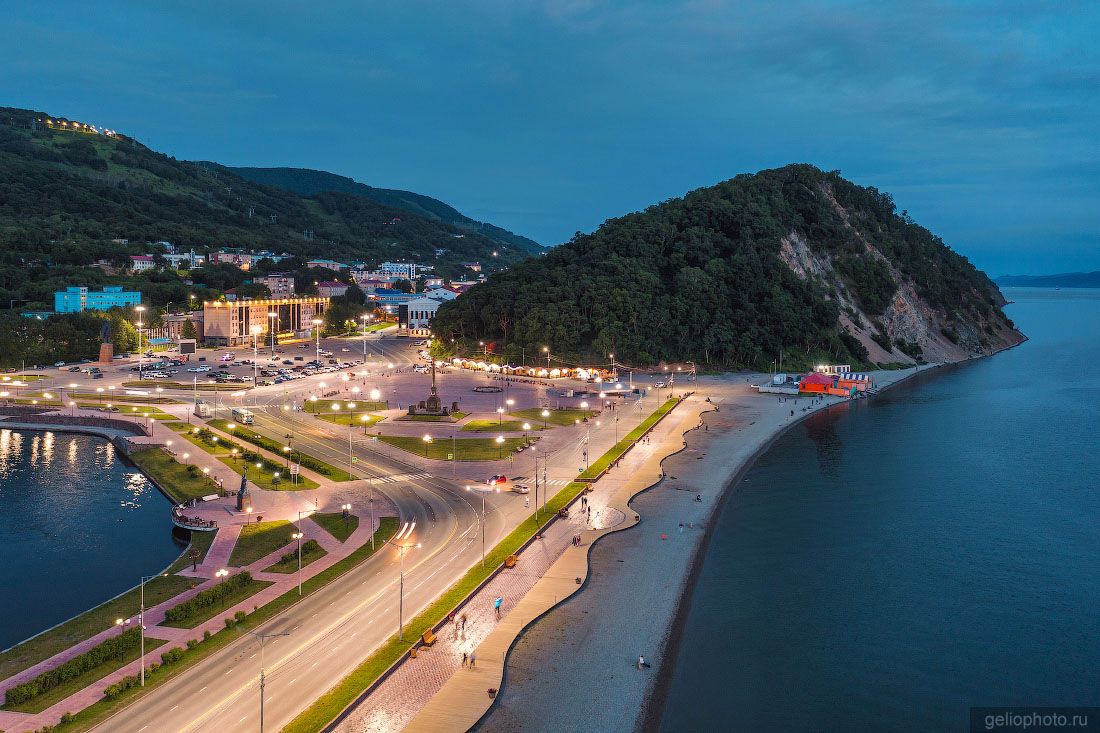Площадь Ленина в Петропавловске-Камчатском вечером фото