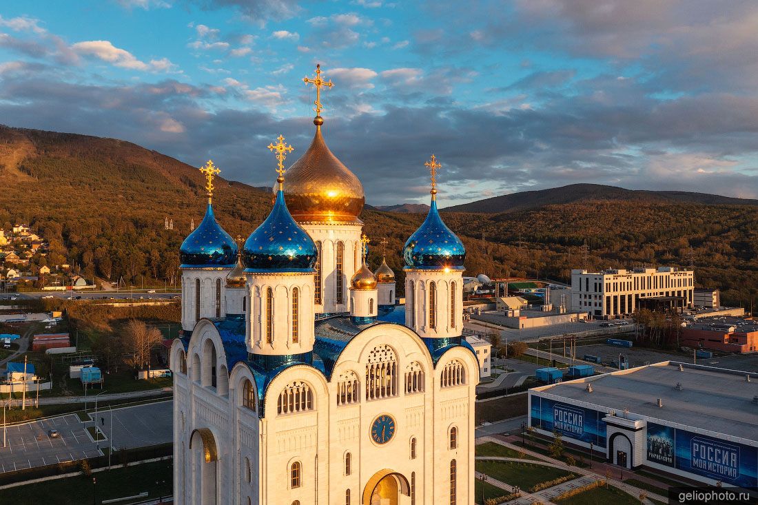 Кафедральный собор в Южно-Сахалинске с высоты фото