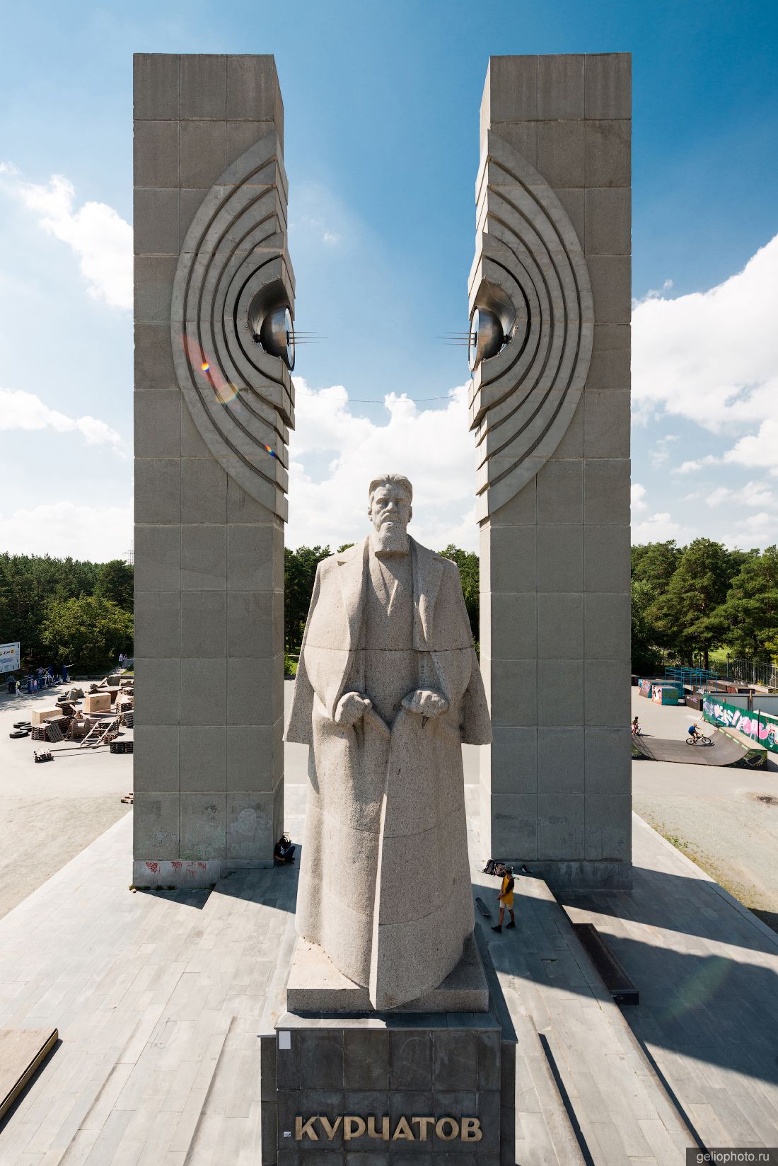 Памятник Курчатову в Челябинске фото