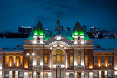 Краеведческий музей в Новосибирске вечером фото